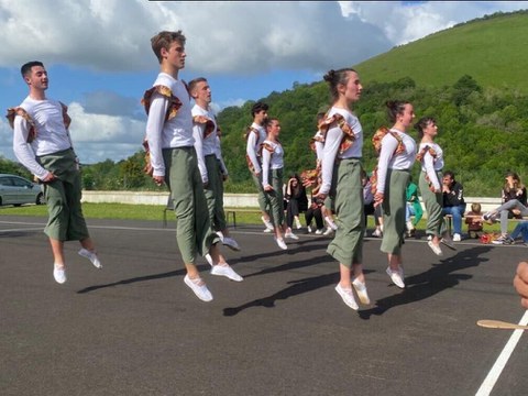 Spectacle "Lehen Txinka" par le groupe de danse Txingili'K