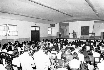 Daniel Landart, lors d'une conférence sur l'histoire du théâtre en Iparralde, à la salle Bilgune d'Ustaritz, dans le cadre de l'Université basque d'été en 1975