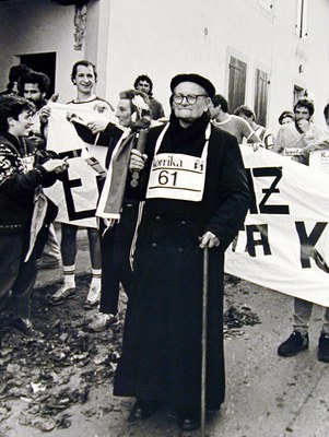 Le père Lafitte avec le témoin de la Korrika (1983) - Photo : Argia