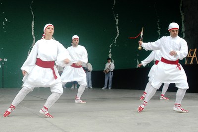 Neskak ere dantzari - Ezpata-dantza eta brokel-dantza Anorgan (Karmen eguna - 2010)