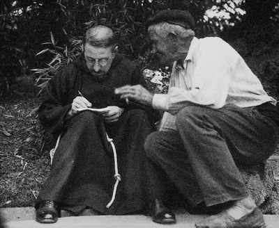 Le père Donostia lors d'une collecte - Archives Eresbil