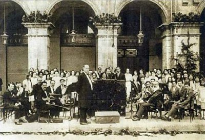 Ermend-Bonnal devant musiciens et choristes sur la place du théâtre