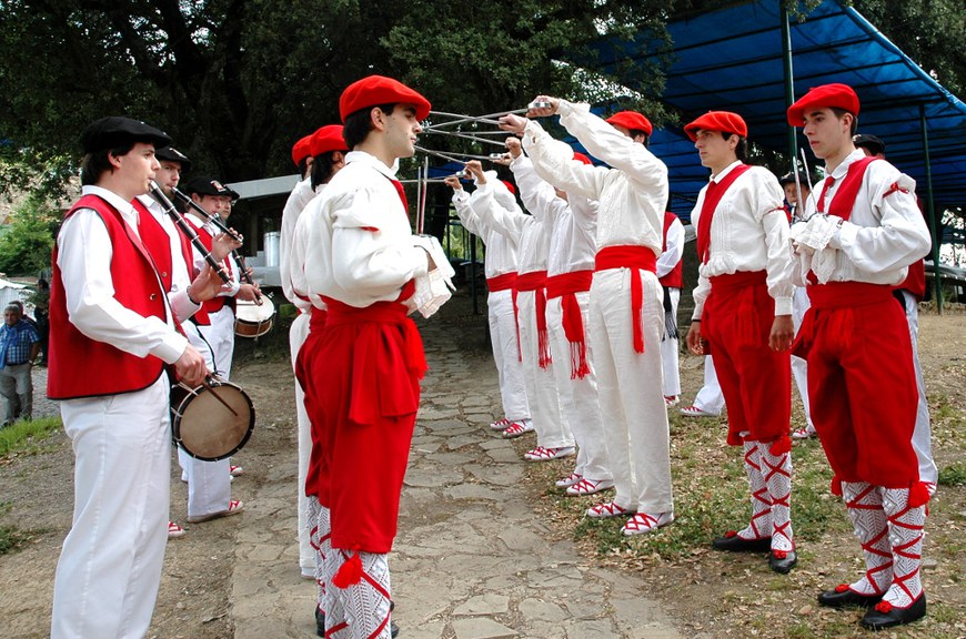 Danse de l'épée à Zumarraga (2012 - Oier Araolaza / dantzan.com - CC-BY-SA)