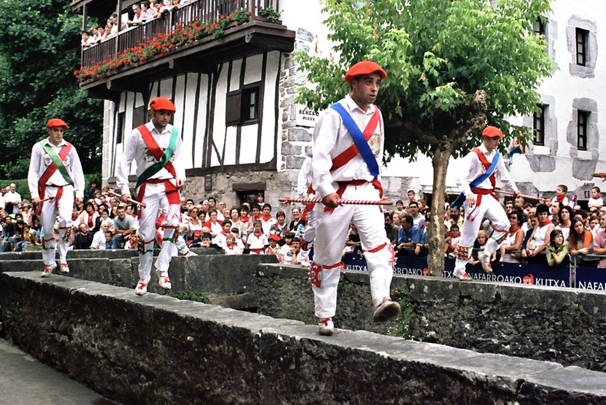 Danse de l'épée à Lesaka (2003 - Oier Araolaza / dantzan.com - CC-BY-SA )