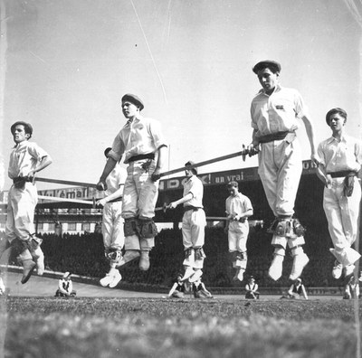 Le groupe Olaeta au Parc des Princes (Paris - 1944 - Archives Jean Nesprias)