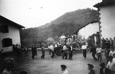 Sauts basques lors des fêtes de Jaxu (Basse-Navarre), le 13 septembre 1949.