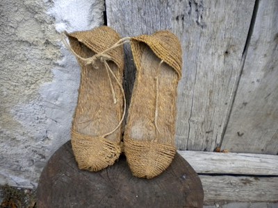 Sandales en corde utilisées pour le transport des billes de bois sur le rio Irati. Photo ICB.