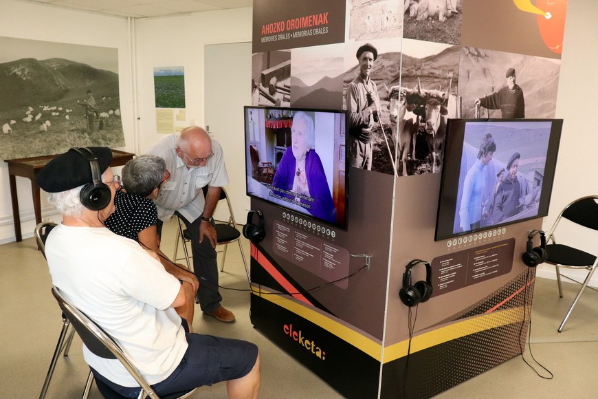 Des visiteurs de l'exposition à la Médiathèque de Mauléon (Photo: CC-BY-SA Jakes Larre - ICB)