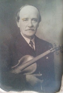 Le violoniste Jean Facon, professeur privé d'Antoinette Conséjo qui la prépare à entrer à l'École nationale de musique de Bayonne en 1928. Jean Facon se rend fréquemment à Saint-Jean-de-Luz pour jouer avec le violoniste Gaspar.