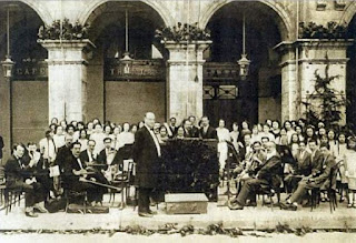 Ermend Bonnal (1880-1944) à la tête de l'orchestre et du chœur de l'École de musique devant le Café du Théâtre à Bayonne