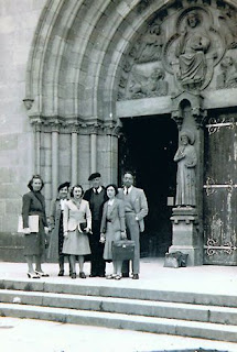 Ermend Bonnal (portant le béret) et quelques-uns de ses élèves d'orgue sur le parvis de l'église Saint-André à Bayonne.