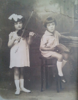 Chez un photographe, Antoinette est au violon le jour d'une audition donnée en 1926 à la salle de la Féria (au bas des Allées Paulmy à Bayonne) par la classe privée de violon de madame Dubuc et celle de piano de madame Sabre. 